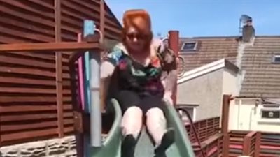 فتاة بدينة تتعرض لسقطة مروعة من فوق «زحليقة» (فيديو)