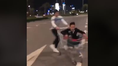 «هزار» شباب يتسبب في سقوط مروع لصديقهم (فيديو)