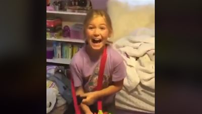 رد فعل صادم لفتاة حصلت على «قطة» هدية (فيديو)