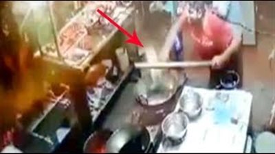 بالفيديو.. طباخ يرمي الزيت المغلي على زبون بسبب فاتورة طعام