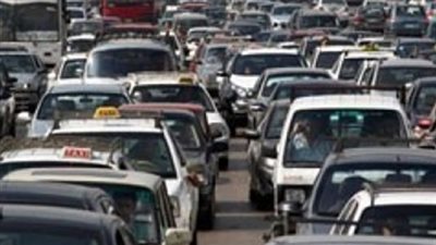 شلل مروري بكورنيش حلوان إثر حادث تصادم 3 سيارات