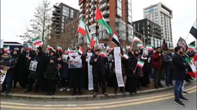 مظاهرات أمام السفارة الأمريكية في لندن تنديدا بالضربات الجوية في العراق | فيديو وصور