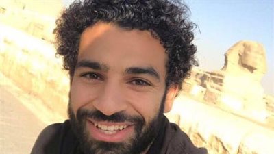 محمد صلاح يلتقط «سيلفي» مع أبي الهول والأهرامات