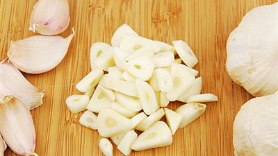 تناول الثوم الطازج يحميك من السرطان والكوليسترول