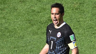 «فيفا»: حارس منتخب تشيلى الأفضل في المونديال