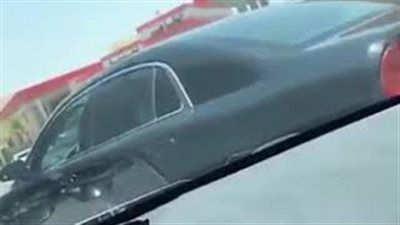 «خناقة حريمي» تتسبب في تعطل الحركة المرورية بأحد شوارع السعودية (فيديو)