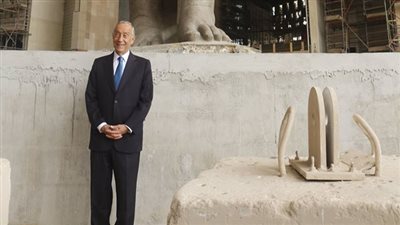 رئيس البرتغال يلتقط سيلفي مع تمثال رمسيس الثاني بالمتحف الكبير (صور)