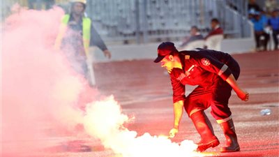 بالصور..جمهور الأهلي يهاجم الداخلية بسبب «بانر الألتراس»