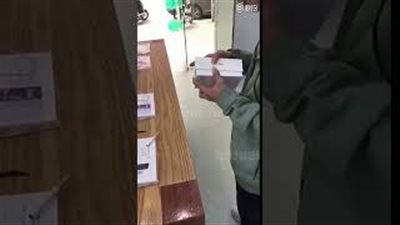 بالفيديو.. شاب منحوس يكسر هاتف «آيفون إكس» بعد ثوان من شرائه