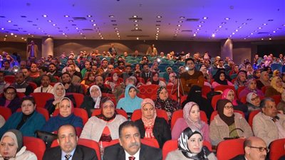 ندوة لطلاب جامعة عين شمس لنشر ثقافة العمل الحر وريادة الأعمال (صور)