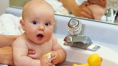 وقت الاستحمام.. فرصة لتنمية قدرات طفلك