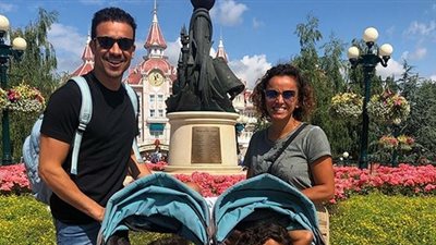 أحمد داوود ينشر صورة مع زوجته وأولاده من أمام 