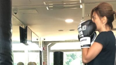 منة فضالي تواصل التمارين القتالية بالـ«بوكس» (فيديو)