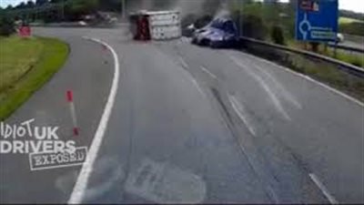 بالفيديو والصور.. سائق ينجو من الموت بأعجوبة في حادث تصادم مروع