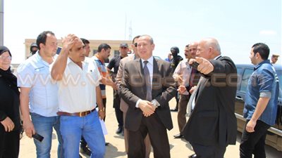 بالصور.. محافظ دمياط يضع حجر أساس أول مصانع مدينة الأثاث