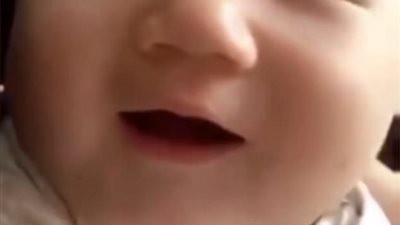 بالفيديو والصور.. طفل يضحك أثناء النوم