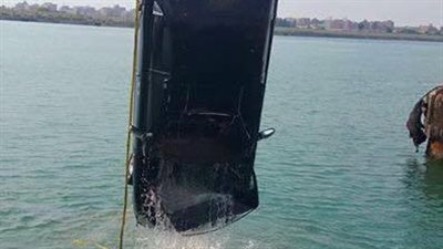 بالصور.. فريق إنقاذ قناة السويس ينتشل سيارة سقطت بالمجرى الملاحي