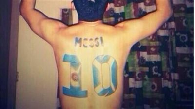 بالصورة.. مشجع أرجنتيني يكتب اسم ميسي ورقمه على ظهره