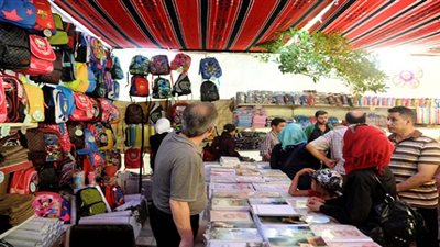 «الغلابة يواجهون ارتفاع أسعار مستلزمات المدارس بجيوب خاوية».. أولياء الأمور يلجأون إلى الأحذية والحقائب القديمة.. الاقتراض من الأقارب ملاذهم الأخير.. والجمعيات الأهلية تقدم مساعدات الفقراء