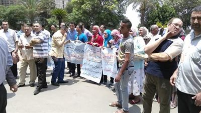 بالصور.. العاملون بـ«التنظيم» يطالبون بإقالة وزيري التخطيط والمالية
