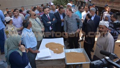 محافظ الدقهلية لفلاح: «مش هتبات تاني في الشارع إحنا اللي بايتين»