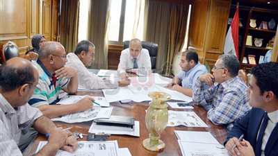 محافظ القليوبية يعاين الرسومات الهندسية للمحطة الوسيطة بشبرا الخيمة