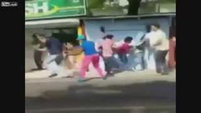 بالفيديو.. سقوط مروع لشاب أثناء مشاهدته سباق للدراجات النارية