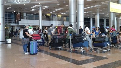 وفد سياحي أمريكي من أصول مصرية يصل إلى مطار القاهرة (صور)