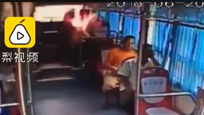 لحظة انفجار شاحن هاتف داخل أتوبيس في الصين (فيديو)