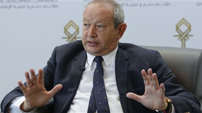 ساويرس عن احتجاز الحريري في السعودية: «يرجع بلده أو يروح باريس»