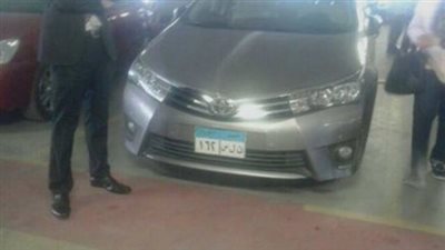 بالصور.. نشطاء يتداولون سرقة إطارات سيارة بجراج كارفور المعادي