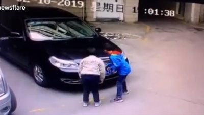 أطفال يشعلون النيران في سيارة فارهة (فيديو)