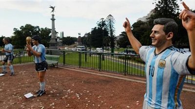 بالصور.. «مجهولون» يحطمون تمثال «ميسى» في الأرجنتين
