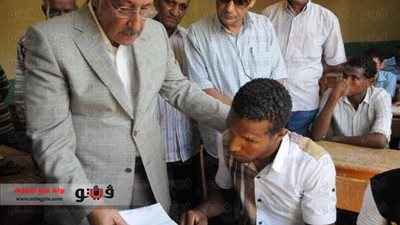 بالفيديو والصور.. محافظ أسوان يختبر أحد الطلاب في الإملاء