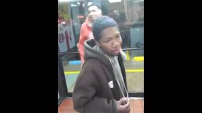 بالفيديو.. شاهد ماذا فعل رجل مخمور في مطعم داخل كنيسة