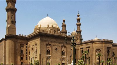 وزير الآثار يؤدي صلاة الجمعة بمسجد السلطان حسن