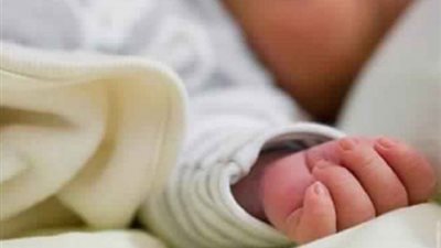 سيدة تلقي بطفلتها في الشارع وتدعي العثور عليها بالجيزة