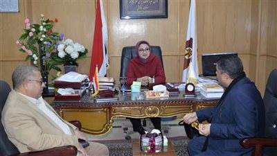 نائب محافظ الوادي الجديد تبحث آليات تنفيذ مشروع إنتاج الحرير