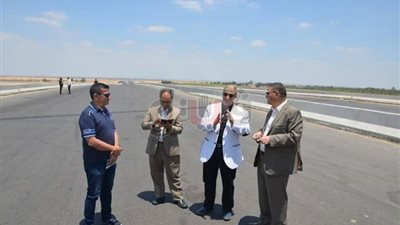 محافظ الإسماعيلية يتفقد مشروع محور 30 يونيو (صور)