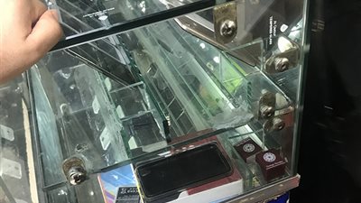 «فيتو» تخترق إمبراطورية التليفونات المسروقة بالدقهلية.. ورش لتزوير أرقام الـ«سيريـال» وتصنيع العبوات المقلدة.. عملية جراحية لـ«آيفون» للهروب من التتبع.. ومصدر أمني: نجحنا