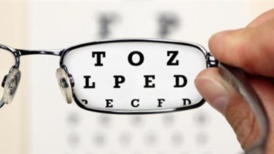 استشاري عيون يحدد الأعراض الخاصة بضعف النظر