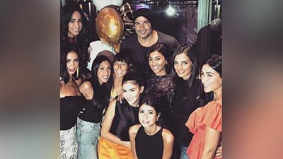 عمرو دياب يحتفل بعيد ميلاده مع دينا الشربيني (صورة)