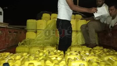 ضبط سيارة محملة بـ7.5 أطنان زيت طعام غير صالحة للاستهلاك برأس غارب (صور)