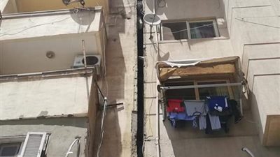 عقار مائل جديد يهدد أهالي الإسكندرية.. والمحافظة: لا يمثل خطورة