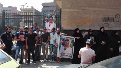 بالصور.. وقفة لأسرة قتيل إمبابة أمام محكمة شمال الجيزة