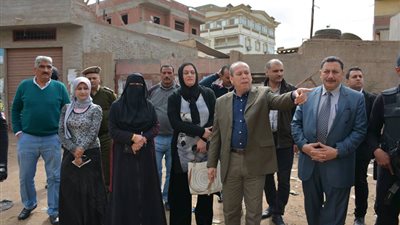 محافظ دمياط يتفقد رصف 5 آلاف متر بقرية الروضة (صور)