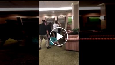 فتاة تلقن امرأة «علقة ساخنة» داخل أحد الفنادق (فيديو)