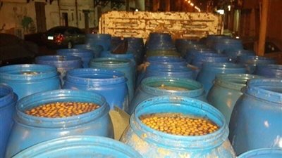 ضبط 1.2 طن مخلل غير صالح للاستهلاك الآدمي داخل مصنع في المنيا