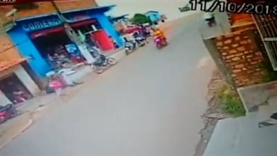 سقوط مروع لسائق دراجة نارية دهس شابا (فيديو)