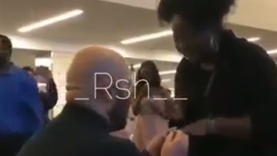 طلب زواج في المطار يشعل فيس بوك (فيديو)